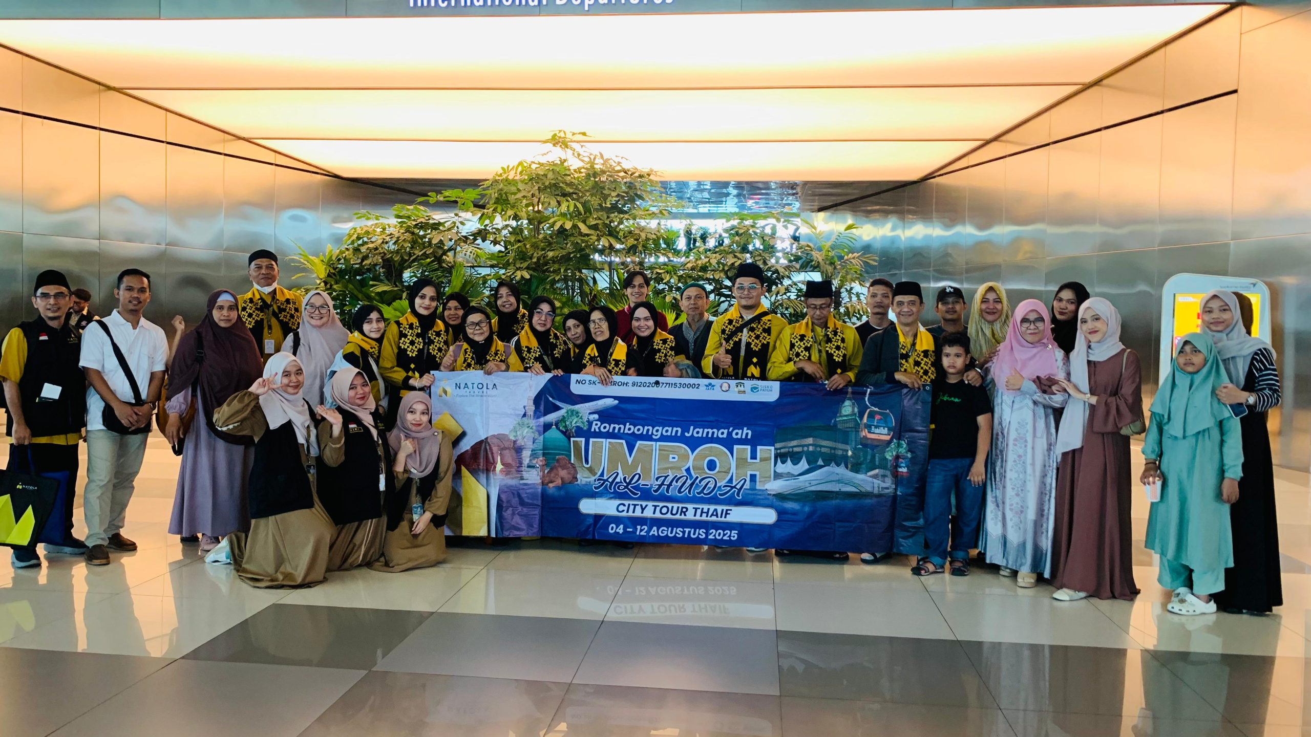 Pelepasan keberangkatan jama'ah di depan Gate 1B (CGK)