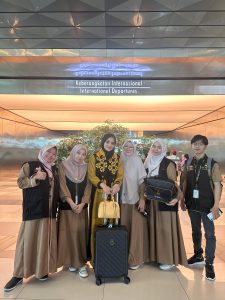 Perfotoan Staf Natola Travel dan Puja Syarma (tiga dari kiri)